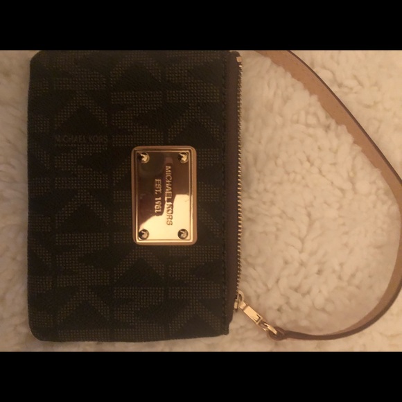 Michael Kors Handbags - Michael Kors wristlet